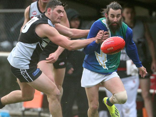 East Sunbury and Roxburgh Park lock horns in the 2018 Division 2 decider. Picture: Hamish Blair