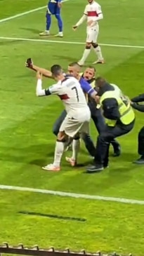 Ronaldo injured by pitch invader wanting selfie