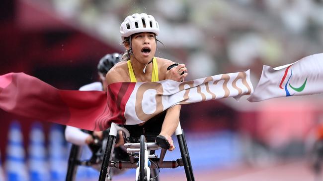 Madison De Razio crashes the tape in one of the best finishes to a marathon you would ever see. Her presence in the event has been dominant, now Paralympic and Commonwealth Champion among other accolades at Major marathons across the globe. (Photo by Alex Davidson/Getty Images)