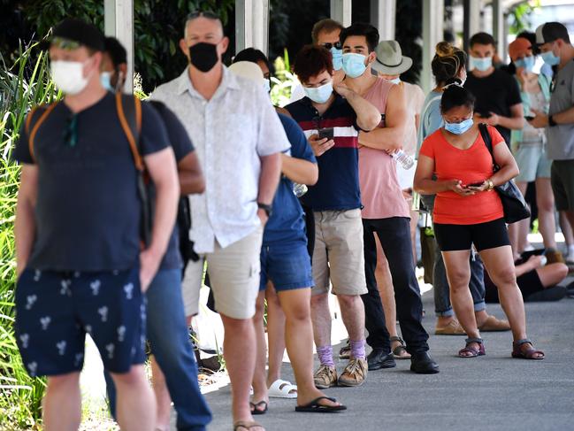 GOLD COAST, AUSTRALIA - NewsWire Photos - DECEMBER 23, 2021. People line up for a Covid test at the Gold Coast University Hospital. Cases in Queensland are still on the rise following the state reaching a first dose vaccination rate of 90 percent yesterday.Picture: NCA NewsWire / Dan Peled