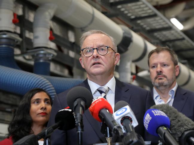 PERTH, AUSTRALIA - NewsWire Photos - March 14th 2025: Prime Minister, Anthony Albanese, in Perth today with Minister Ed Husic and the Member for Swan, Zaneta Mascarenhas visiting Curtin University. Picture: NewsWire/Philip Gostelow