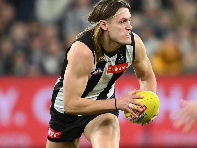 MELBOURNE, AUSTRALIA - SEPTEMBER 10: Darcy Moore of the Magpies avoids a tackle from Michael Walters of the Dockers during the AFL First Semifinal match between the Collingwood Magpies and the Fremantle Dockers at Melbourne Cricket Ground on September 10, 2022 in Melbourne, Australia. (Photo by Quinn Rooney/Getty Images)