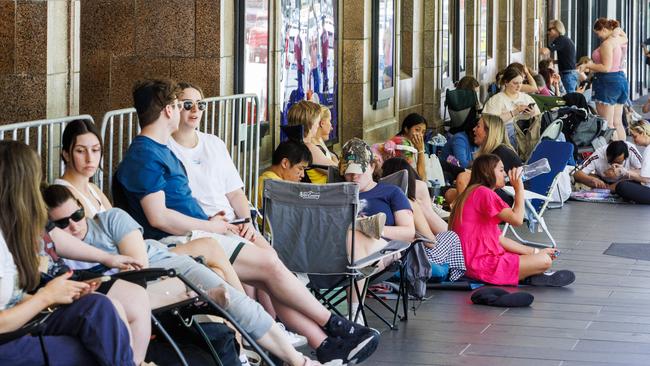 People queuing outside Ticketek on Exhibition Street in Melbourne for Taylor Swift tickets ahead of her Eras Tour. Picture: Aaron Francis