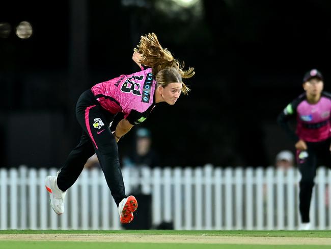 BRISBANE, AUSTRALIA - NOVEMBER 24: Caoimhe Bray of the Sixers bowls during the WBBL match between Brisbane Heat and Sydney Sixers at Allan Border Field on November 24, 2024, in Brisbane, Australia. (Photo by Albert Perez/Getty Images)