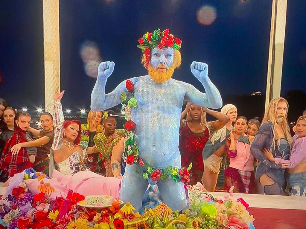 The speechless moment of the opening ceremony came when Gédéon, a French artist, embodied the Greek God Dionysus covered in blue paint and covered with strings of flowers and fruit.