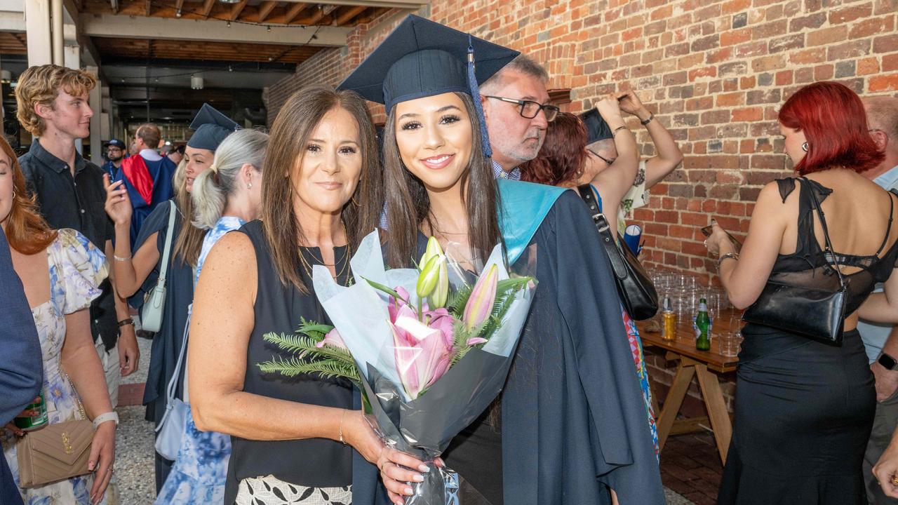 04-02-2025 Deakin Graduation Bachelor of Exercise and Sport Science, Courtney Shikos with her Mum