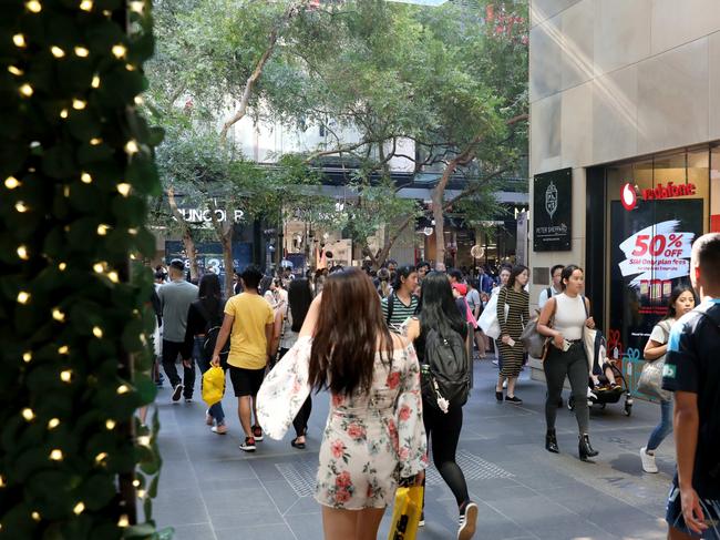 Shoppers in Pitt Street Mall outside Westfield,, Sydney CBD. 29th  November, 2019.  Black Friday Sales.Picture by Damian Shaw