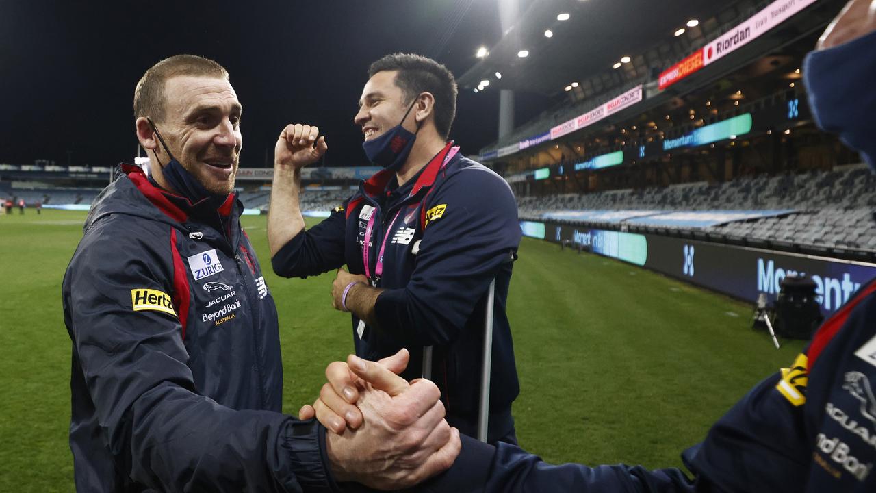 GEELONG, AUSTRALIA – AUGUST 21: Demons head coach Simon Goodwin celebrates after the round 23 AFL match between Geelong Cats and Melbourne Demons at GMHBA Stadium on August 21, 2021 in Geelong, Australia. (Photo by Daniel Pockett/Getty Images)