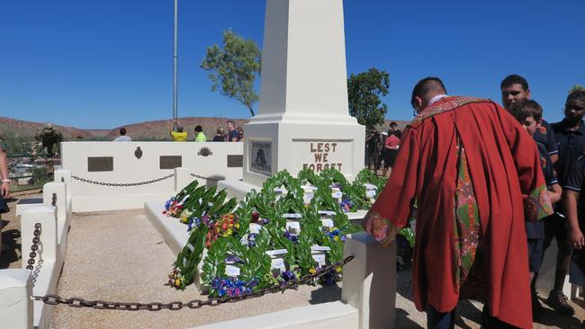 Alice Springs mayor Matt Paterson lays a wreath at the Anzac Day Alice Springs' service.