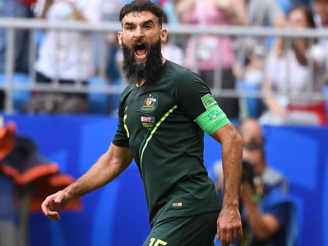 TOPSHOT - Australia's midfielder Mile Jedinak celebrates scoring from the penalty spot for Australia's first goal to equalise 1-1 during the Russia 2018 World Cup Group C football match between Denmark and Australia at the Samara Arena in Samara on June 21, 2018. / AFP PHOTO / MANAN VATSYAYANA / RESTRICTED TO EDITORIAL USE - NO MOBILE PUSH ALERTS/DOWNLOADS