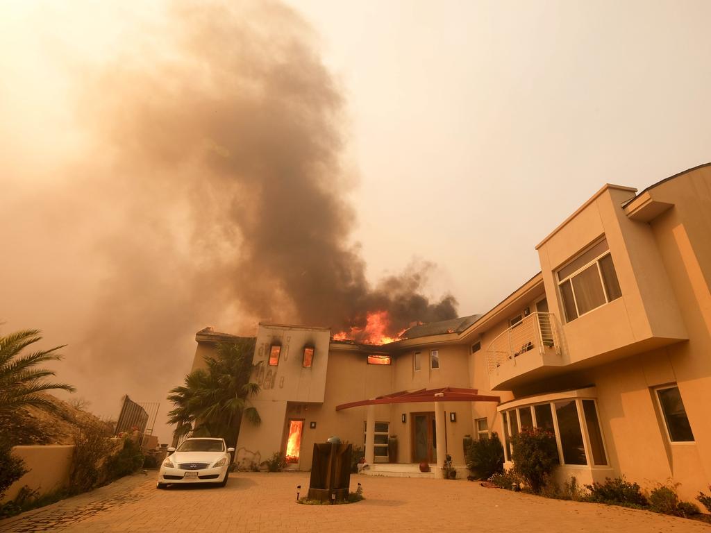 The Woolsy fire burns an upmarket home near Malibu Lake. Picture: AP Photo/Ringo H.W. Chiu