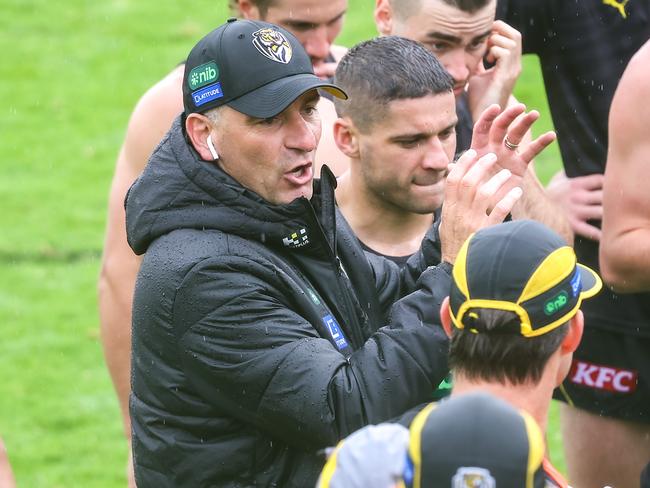 Richmond FC training at Punt Rd oval. New coach for the 2024 season Adem Yze instructs the players. Picture: Ian Currie