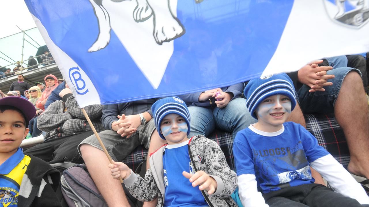 Fans at the Bulldogs versus Storm game at Virgin Australia Stadium, Mackay. Photo Lee Constable / Daily Mercury