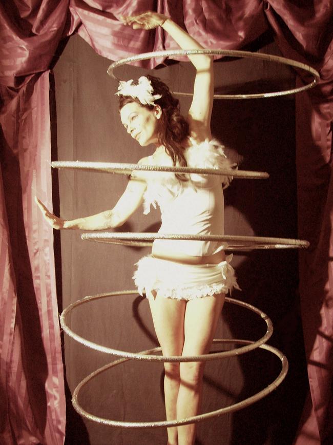 Judith Lanigan studied at the Moscow State Circus School.