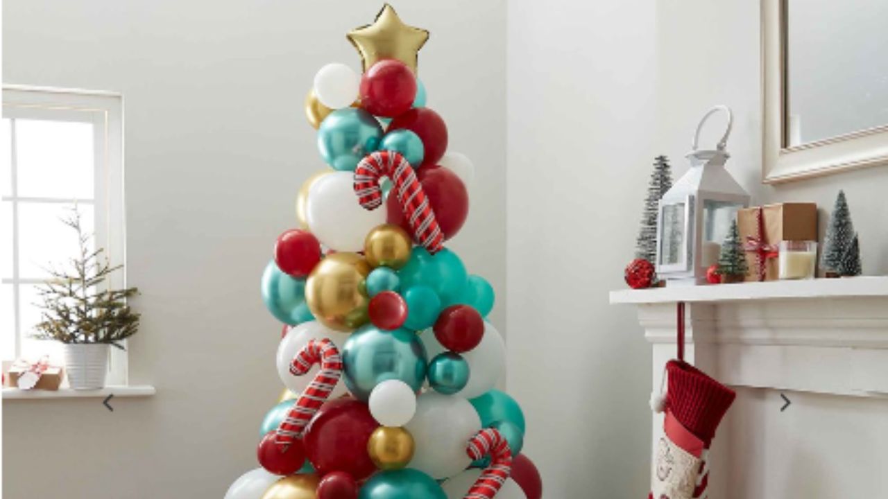 Big W\'s $40 balloon Christmas tree design is both cute and ...