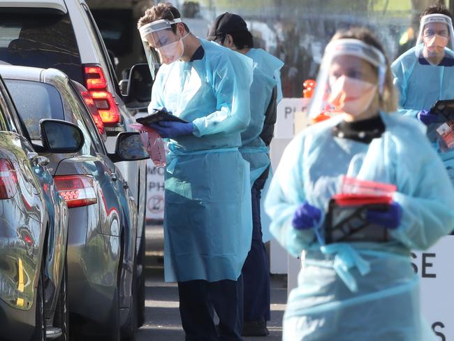 MELBOURNE, AUSTRALIA - NewsWire Photos, OCTOBER 6, 2021. Melbourne continues in a COVID-19 lockdown. People line up in their cars to be COVID tested at Albert Park. Picture: NCA NewsWire / David Crosling