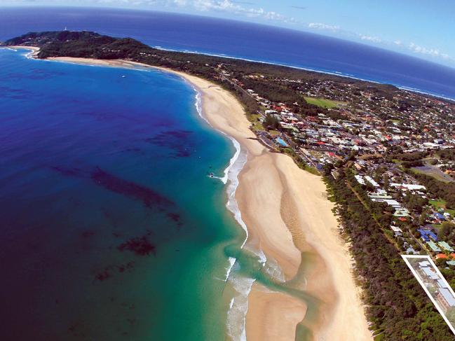 Undated : development : Kiah Beach Houses, 7-17 Cavanbah Street, Belongil Beach, Byron Bay - aerial