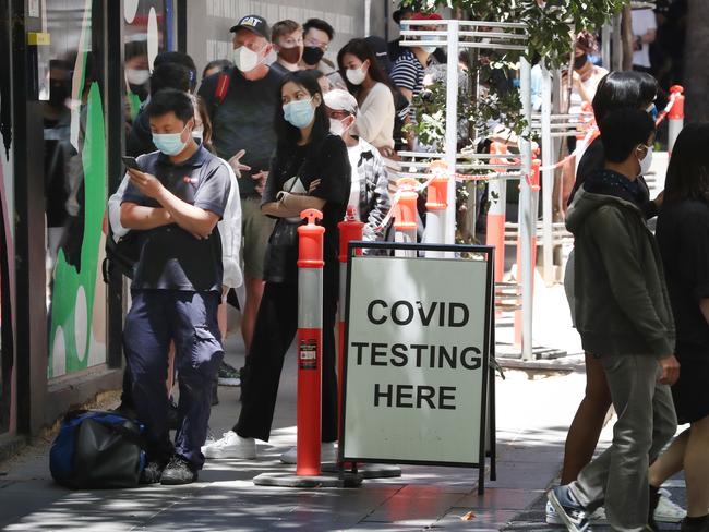 MELBOURNE, AUSTRALIA- NewsWire Photos DECEMBER 29, 2021:  People line up in Bourke Street for COVID testing as COVID numbers continue to grow in Victoria. Picture: NCA NewsWire/ David Crosling