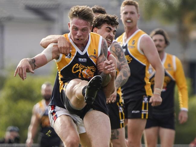 Tom Baker kicks a goal for Frankston YCW. Picture: Valeriu Campan