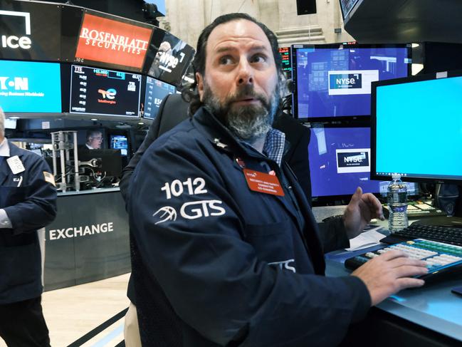 NEW YORK, NEW YORK - MARCH 07: Traders work on the floor of the New York Stock Exchange (NYSE) on March 07, 2023 in New York City. Stocks fell in early trading on Tuesday after comments from Federal Reserve Chair Jerome Powell suggested that interest rates may need to go higher to fight inflation.   Spencer Platt/Getty Images/AFP (Photo by SPENCER PLATT / GETTY IMAGES NORTH AMERICA / Getty Images via AFP)