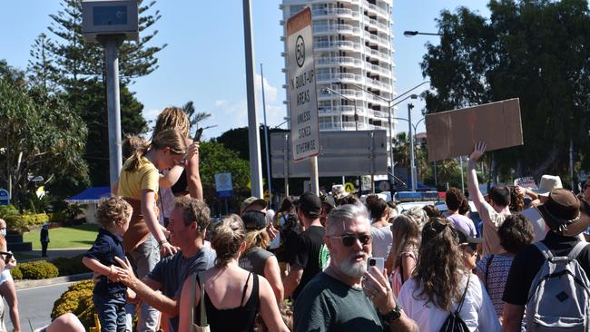 Protesters at the New South Wales Queensland border protesting the covid vaccine, the border rules and the New South Wales lockdown on August 22, 2021. Photo: Liana Walker