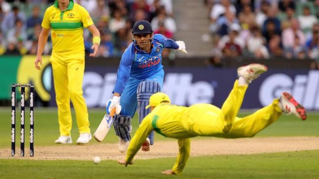 MS Dhoni survives run-out chance.