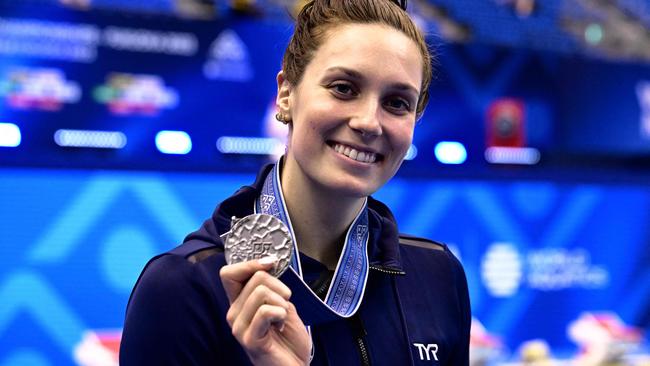 Silver medallist USA's Alex Walsh poses after the medals ceremony for the women's 200m medley. Photo by Yuichi YAMAZAKI / AFP.