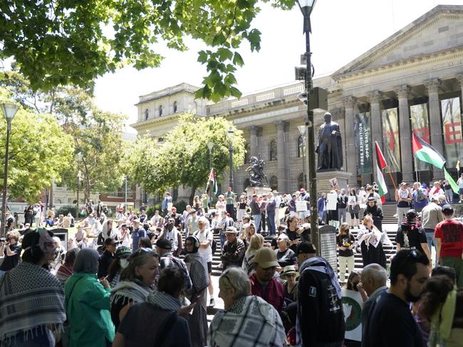 MELBOURNE, AUSTRALIA-NewsWire Photos 22 DECEMBER, 2023: Crowds gather Sunday 22 December2024  at State Library Victoria for the Free Palestine Sunday Rally. Picture: NewsWire / Valeriu Campan