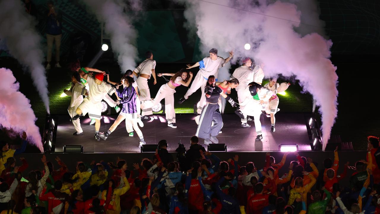 BENEE and Mallrat perform on stage. Photo by Buda Mendes/Getty Image.