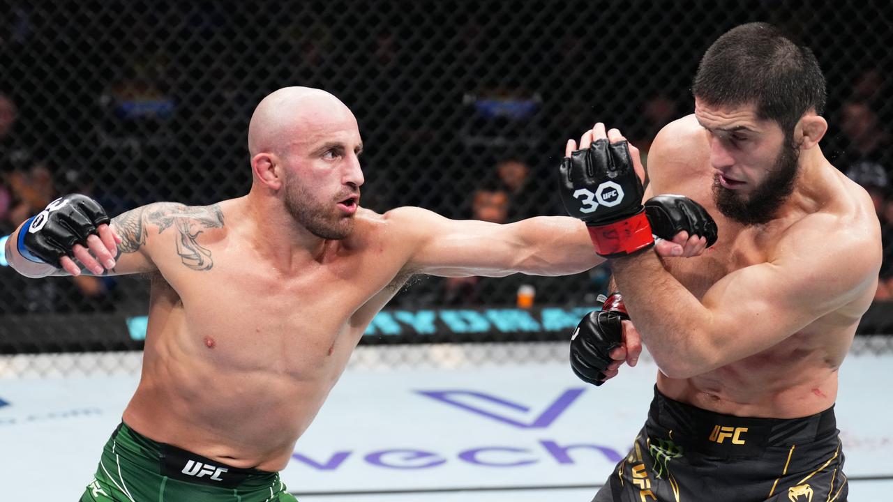 PERTH, AUSTRALIA - FEBRUARY 12: (L-R) Alexander Volkanovski of Australia punches Islam Makhachev of Russia in the UFC lightweight championship fight during the UFC 284 event at RAC Arena on February 12, 2023 in Perth, Australia. (Photo by Chris Unger/Zuffa LLC via Getty Images)