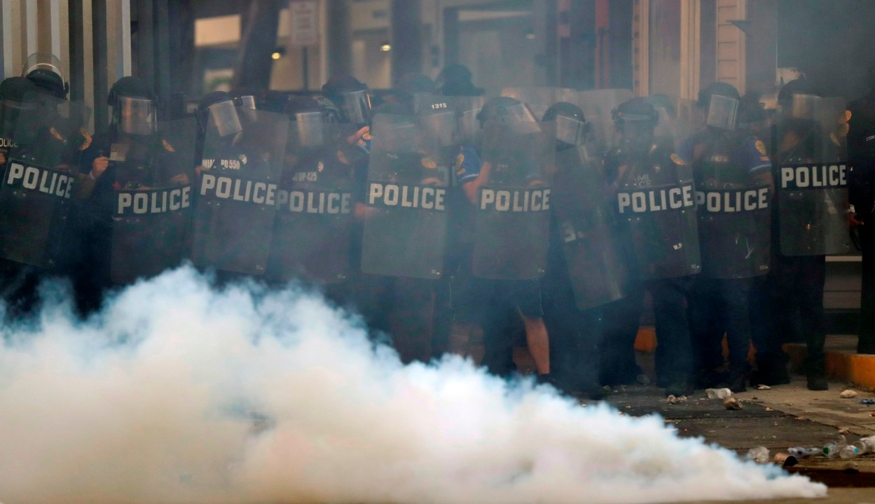 US Police deploy tear gas at George Floyd’s violent protests | Sky News ...