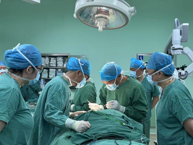 Dr Charlie Teo and his team operate on Bendigo mum Tanya Miles in China Picture: Supplied.