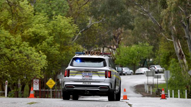 Police close the Strathalbyn road into Echunga from Hahndorf after the dam failure warning was issued. Photography by Kelly Barnes