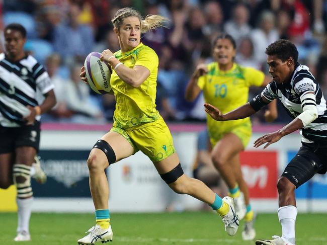 COVENTRY, ENGLAND - JULY 31: Dominique du Toit of Team Australia breaks with the ball during the Women's Gold Medal Match between Team Australia and Team Fiji on day three of the Birmingham 2022 Commonwealth Games at Coventry Stadium on July 31, 2022 on the Coventry, England. (Photo by David Rogers/Getty Images)