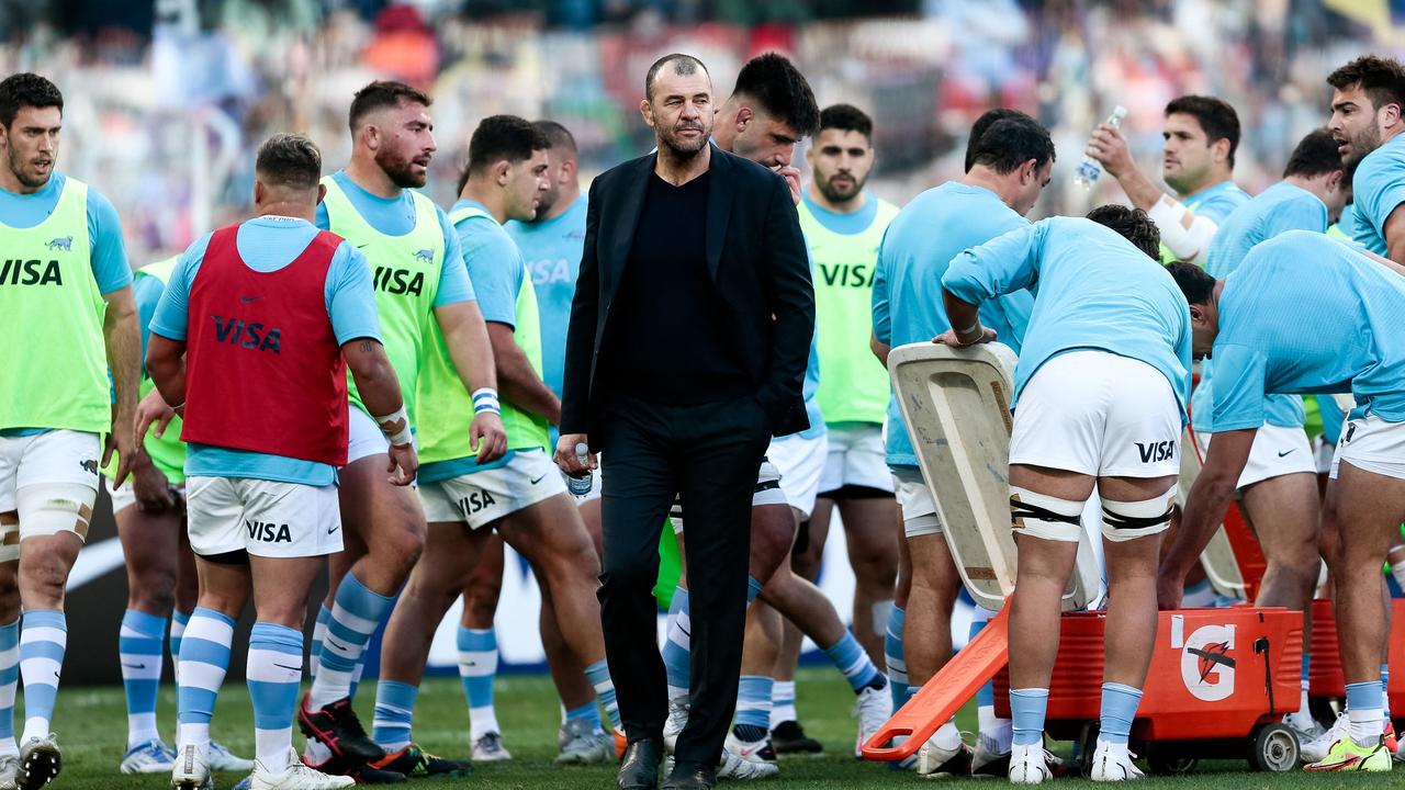 Argentina's Australian coach Michael Cheika talks to the players as they warm up before the series-deciding match against Scotland earlier this month. (Photo by Pablo GASPARINI / AFP)