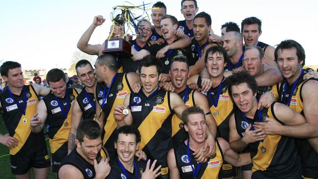 Heidelberg celebrates the 2008 Northern Football League premiership.