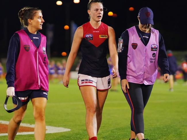 Ainslie Kemp of the Demons walks off after sustaining an injury during the Round 2 AFLW match between the Western Bulldogs and Melbourne Demons at Whitten Oval in Melbourne, Friday, February 14, 2020. (AAP Image/Michael Dodge) NO ARCHIVING, EDITORIAL USE ONLY