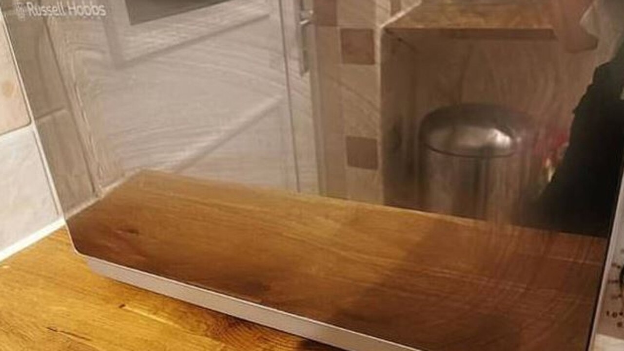 The woman shared a photo of her streaky microwave door after using an standard cleaning spray. Picture: Facebook/MrsHinchCleaningTips