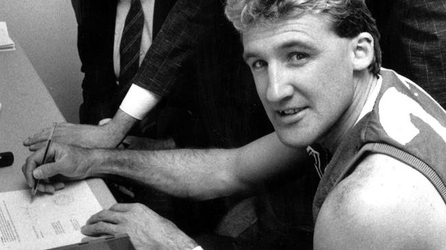 Doug Hawkins signs onto a new deal in 1990 with the Bulldogs