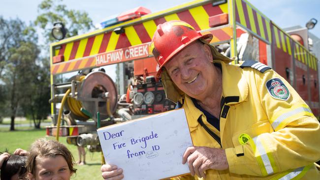 Tony Wade from Halfway Creek RFS visit Coffs Primary School.17 DEC 2019