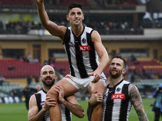 ADELAIDE, AUSTRALIA - JULY 16: Scott Pendlebury of the Magpies is chaired off by Steele Sidebottom and Jeremy Howe of the Magpies for his 350th game during the round 18 AFL match between the Adelaide Crows and the Collingwood Magpies at Adelaide Oval on July 16, 2022 in Adelaide, Australia. (Photo by Mark Brake/Getty Images)