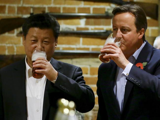 Britain's Prime Minister David Cameron (R) drinks beer with Chinese President Xi Jinping at a pub in Princes Risborough, near Chequers, England, October 22, 2015. REUTERS/Kirsty Wigglesworth/Pool TPX IMAGES OF THE DAY - RTS5PAO