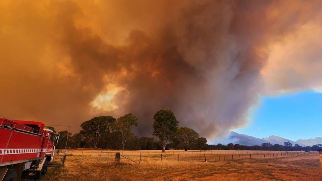 Christmas Under Threat As Major Fires Burn In Victoria, With Residents ...