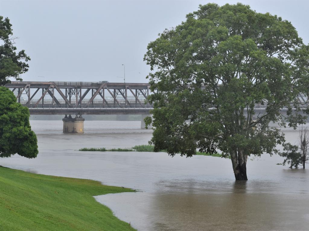 Clarence River floods at Grafton for the first time ever in December ...