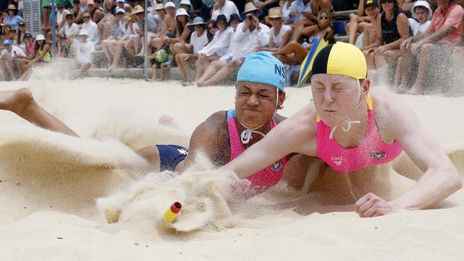 L to R: Ruby Gray from NSW edges out Megan McCaffrey from WA in the final of the youth beach flags. Pic: John Appleyard