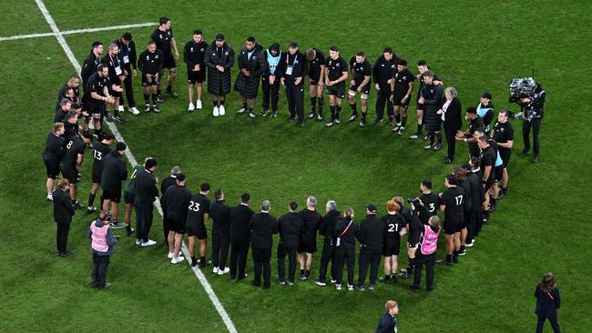 New Zealand players gather in a huddle after South Africa’s win. Photo by Miguel MEDINA / AFP.