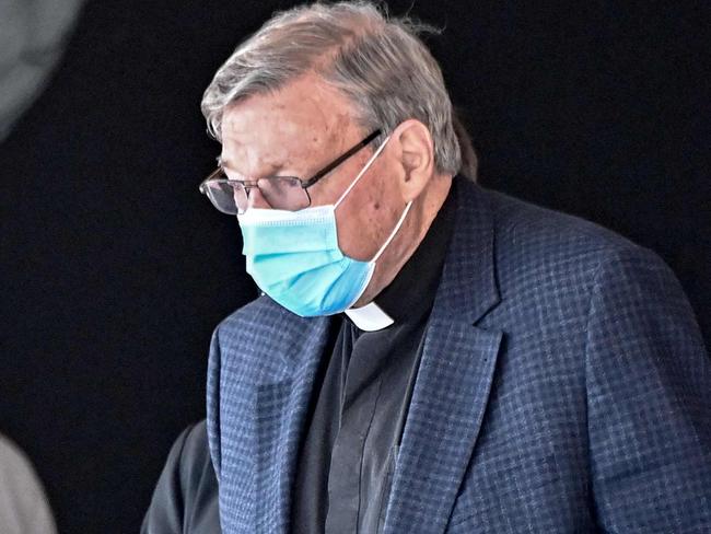 Australian Cardinal George Pell (C-R) prepares to get into a car after landing at Rome's Fiumicino airport on September 30, 2020, returning for the first time since being acquitted of sexual abuse charges. - Pell arrived from Sydney to Rome on September 30, 2020 on a "private visit", just six months after Australia's High Court quashed his conviction on charges of molesting two choirboys in the 1990s. (Photo by Alberto PIZZOLI / AFP)