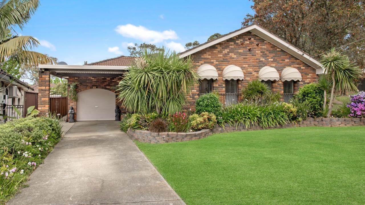 10 Jade St, Seven Hills attracted 15 registered bidders.