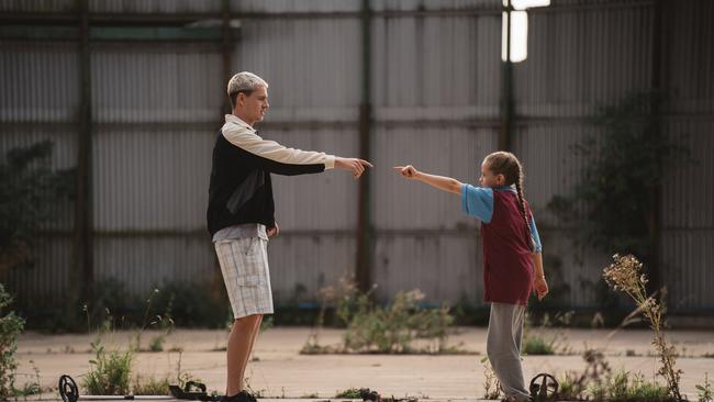 Harris Dickinson as Jason and Lola Campbell as Georgie in Scrapper