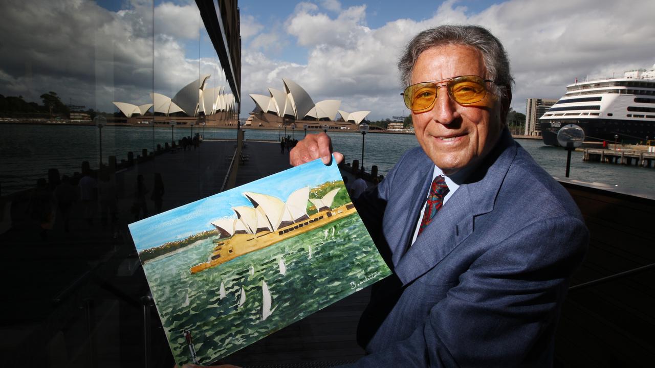 Tony Bennett shows off his painting of the Sydney Opera House in 2015.